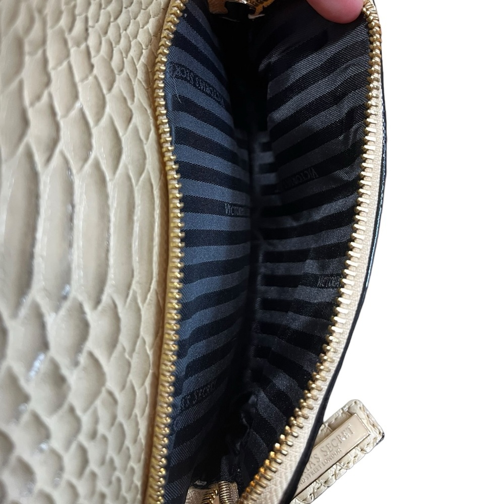Victoria’s Secret Snakeskin Gold Backpack. Adjustable straps - Picture 15 of 15